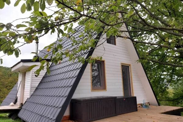 Drvena A-frame kućica u prirodi napravljena po principu sam svoj majstor
