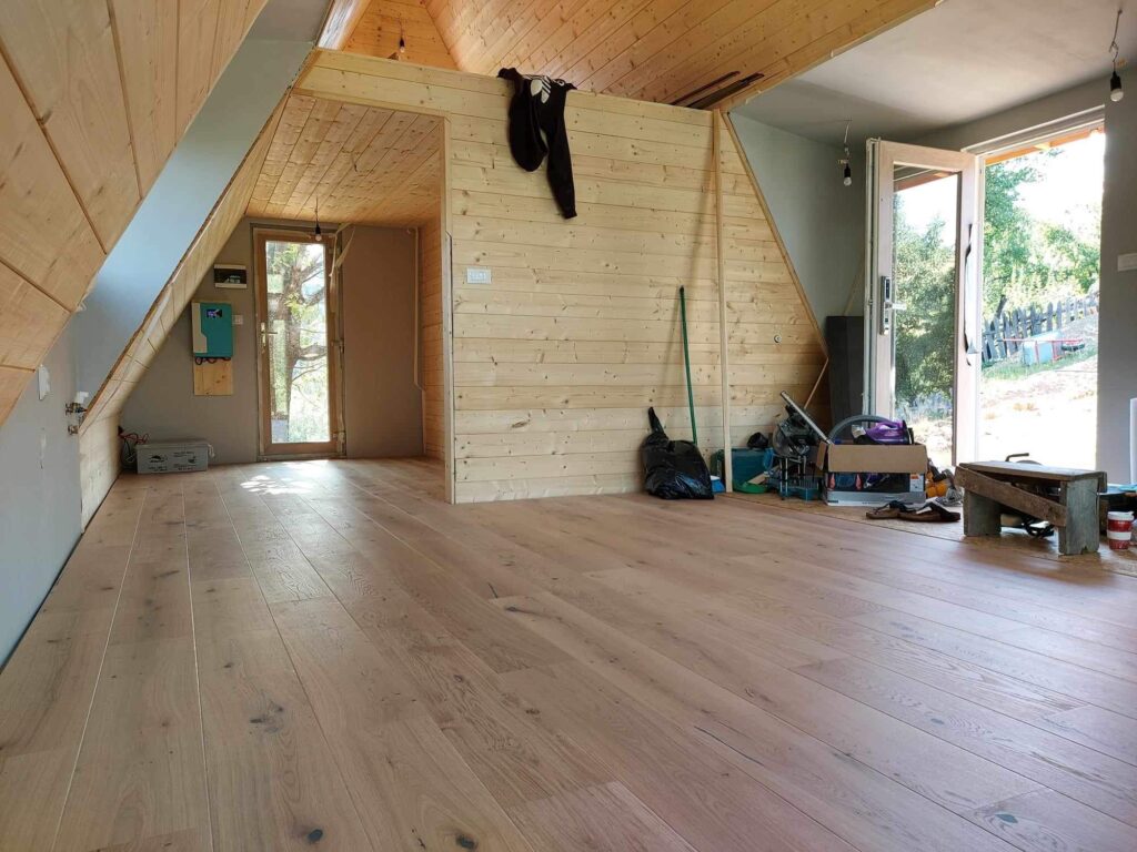 Unutrašnjost drvene A-frame kućice za vrijeme izgradnje
